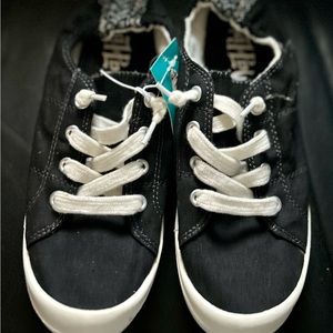 Woman’s shoes size 6